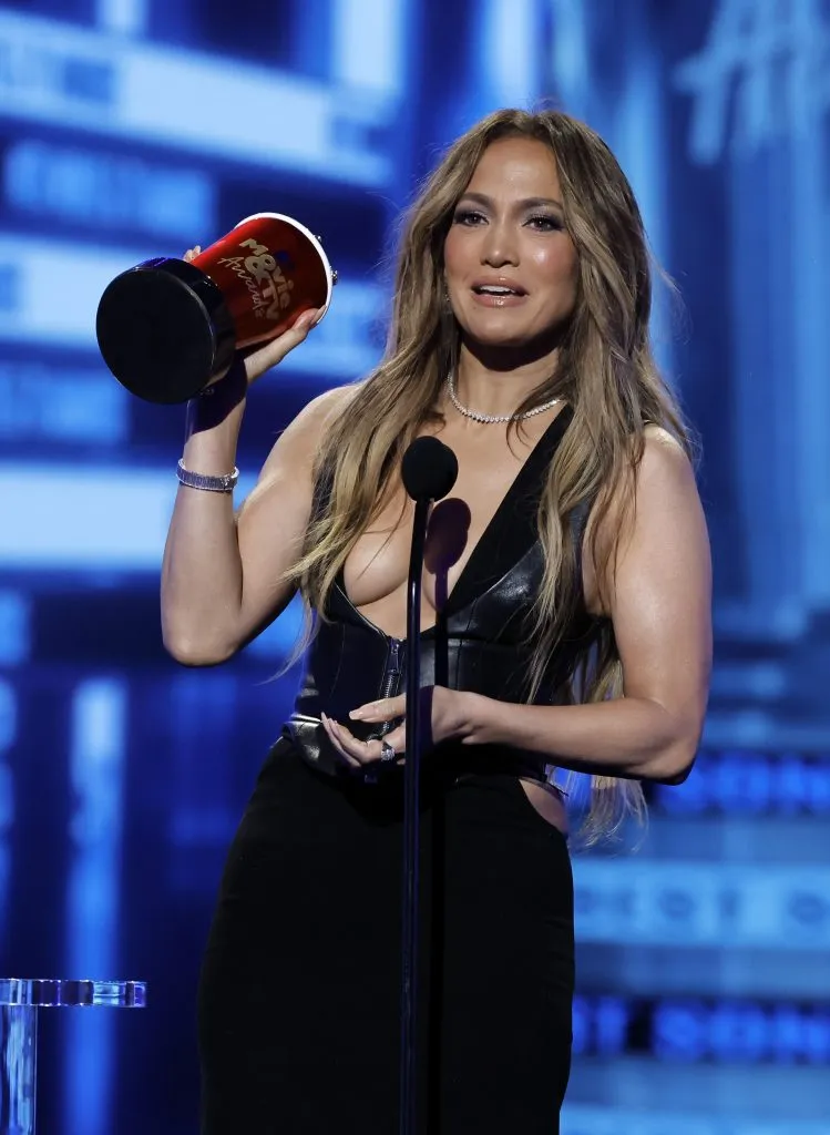Jennifer Lopez acepta el premio a la Mejor Canción por On My Way (incluida en la película Cásate conmigo) en el escenario durante los MTV Movie &amp; TV Awards 2022 en el Barker Hangar el 05 de junio de 2022, en Santa Mónica, California. Imagen: Getty Images.