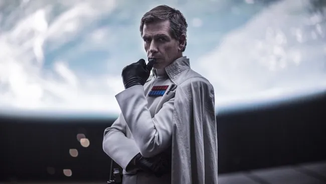 Ben Mendelsohn dio vida al director Orson Krennic, villano de Rogue One. Imagen: StarWars.com.