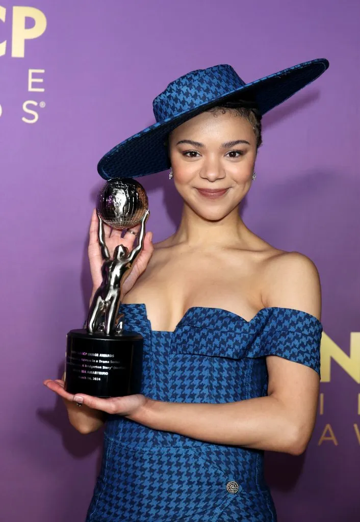 India Amarteifio, ganadora del premio a la Actriz Sobresaliente en una Serie Dramática por La Reina Charlotte: Una historia de Bridgerton, asiste a la 55 edición de los NAACP Image Awards en el Shrine Auditorium and Expo Hall, el 16 de marzo de 2024 en Los Ángeles, California. Imagen: Getty Images.