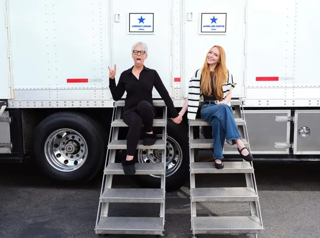 Jamie Lee Curtis y Lindsay Lohan en el set de grabación de la secuela Freaky Friday. (Disney)