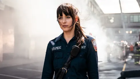 Dakota Johnson, la protagonista de la película de Marvel furor en Max.