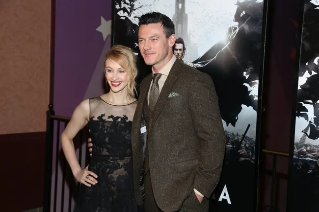 Sarah Gadon y Luke Evans asisten al estreno en Nueva York de Dracula Untold, en el teatro AMC Loews 34th Street 14, el 6 de octubre de 2014 en Nueva York. Imagen: Getty Images.