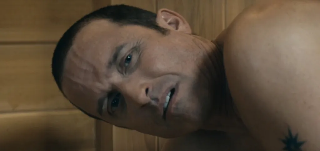 A pesar del shock que la escena puede causar, tanto el creador de la serie como el actor que interpreta a Splinter se la pasaron bien filmándola. Imagen: Prime Video.