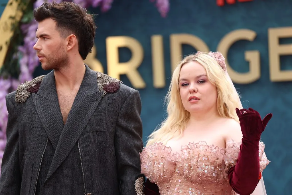 Luke Newton y Nicola Coughlan asisten a la proyección especial de la parte 2 de la temporada 3 de Bridgerton, en el Odeon Luxe Leicester Square, el 12 de junio de 2024 en Londres, Inglaterra. Imagen: Getty Images.