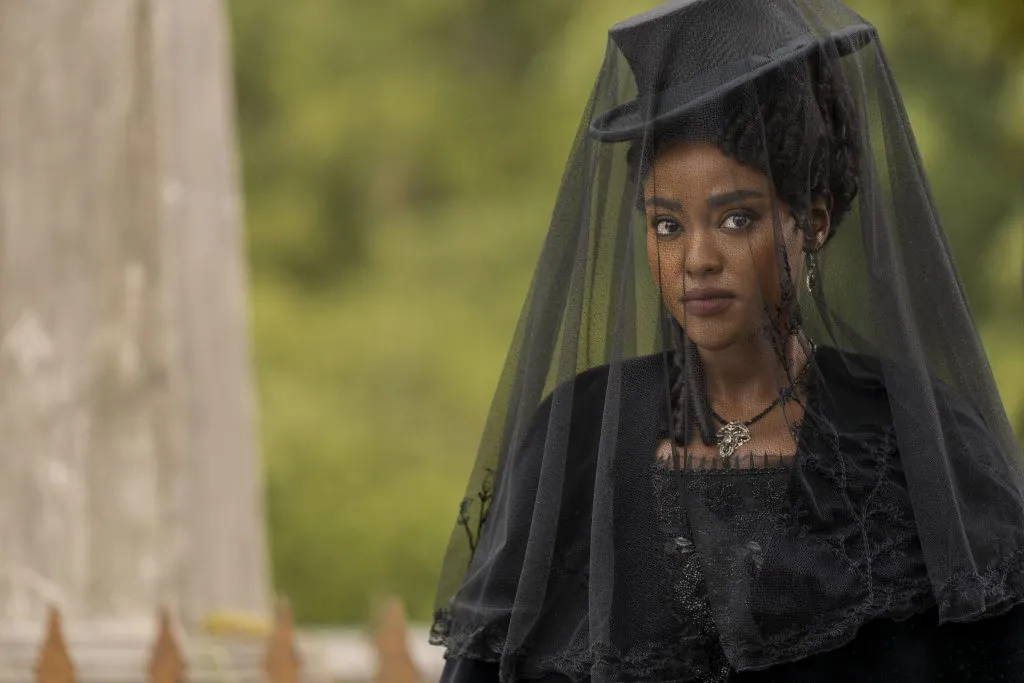 Arsema Thomas da una actuación brillante como la versión joven de Lady Danbury.