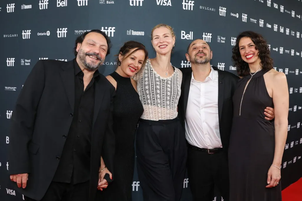 Los productores ejecutivos Fernando Diaz, Roxana Ramos, Emily Gotto, con el director Demián Rugna y Laura Aguerrebehere asisten al estreno de Cuando acecha la maldad, durante el Festival Internacional de Cine de Toronto 2023, en el Royal Alexandra Theatre el 13 de septiembre de 2023 en Toronto, Ontario. Imagen: Getty Images.