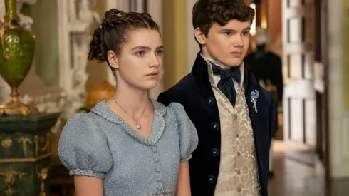 Florence Hunt como Hyacinth Bridgerton, posa en una escena junto a Will Tilston, quien hace el papel de Gregory Bridgerton.