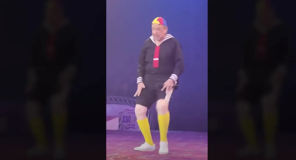 Carlos Villagrán sigue dando vida a Quico en pleno 2024. Imagen: @TuCOSMOPOLIS.