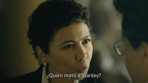 La periodista Sandra Santiago se dedica a investigar el homicidio de Paco Stanley en la serie de Prime Video.