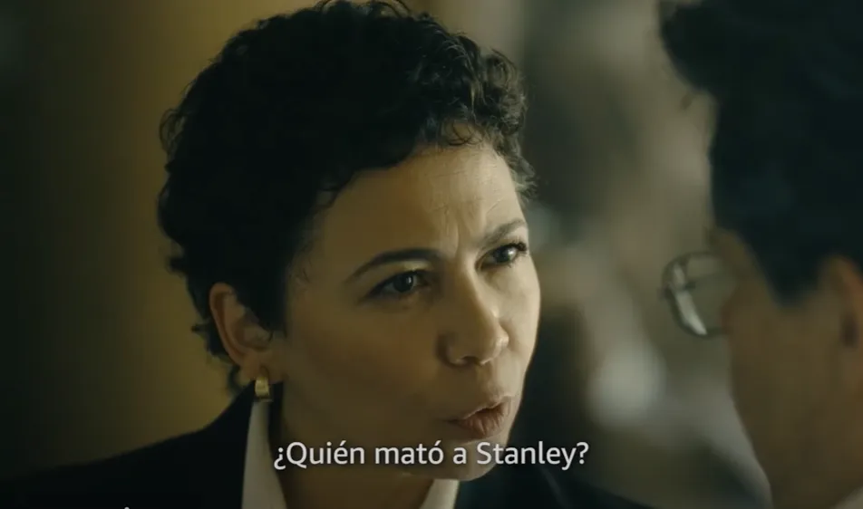 Sandra Santiago es la periodista que investiga el asesinato de Paco Stanley en la serie, años después del suceso. Imagen: @PrimeVideoMX.