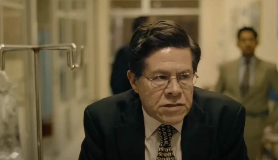 El actor Jorge Zárate da vida a Samuel Villarreal, el procurador que trata de averiguar quién mató a Paco Stanley. Imagen: @PrimeVideoMX.