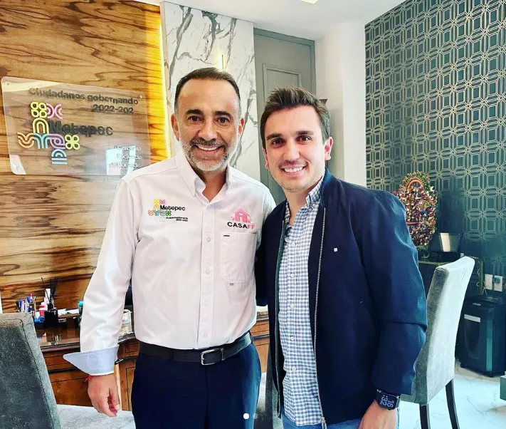 En la imagen, el alcalde electo de Metepec, Fernando Flores Fernández, junto al actor y ahora regidor, Miguel Pérez Saint. Imagen: @jmigueperez.