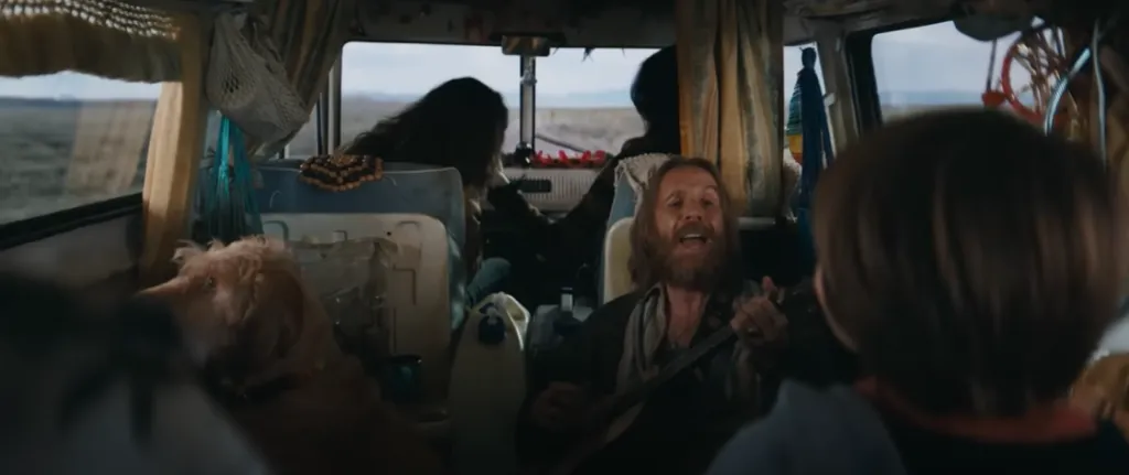 Rhys Ifans aparece brevemente en el tráiler de Venom: El Último Baile. Imagen: @SonypicturesMexicoOficial.