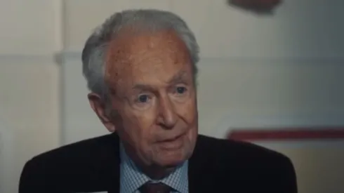 Imagen del actor William Russell, regresando a su papel de Ian Chesterton en Doctor Who en 2022.