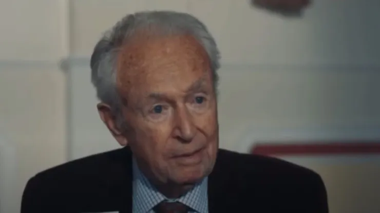 Imagen del actor William Russell, regresando a su papel de Ian Chesterton en Doctor Who en 2022.