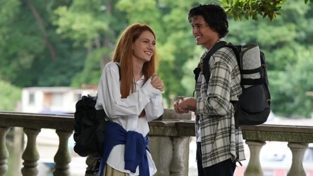 Emily Carey y Liam Woodrum en ‘Geek Girl’ en Netflix