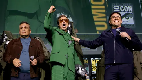 Joe Russo, Robert Downey Jr. y Anthony Russo, en el momento del anuncio de que el intérprete de Iron Man anuncia que dará vida a Dr. Doom.