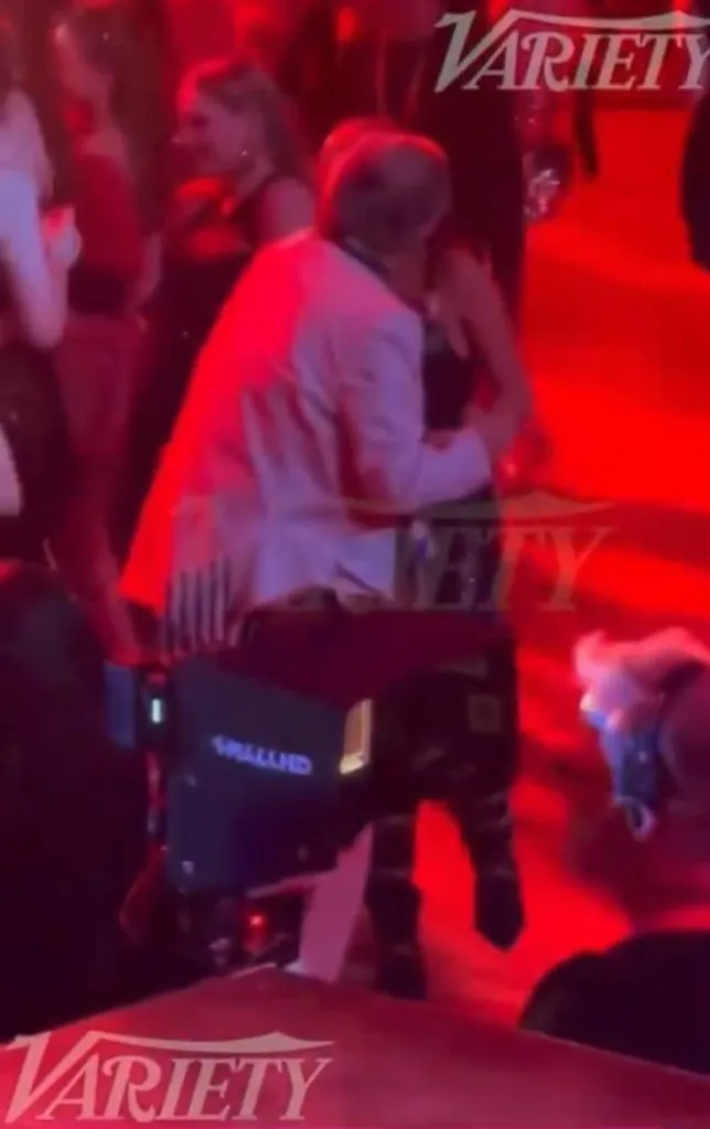 Foto del incómodo momento que vivió una extra en el set de Megalópolis, cuando Francis Ford Coppola trata de abrazarla para luego besarla. Imagen: Variety.