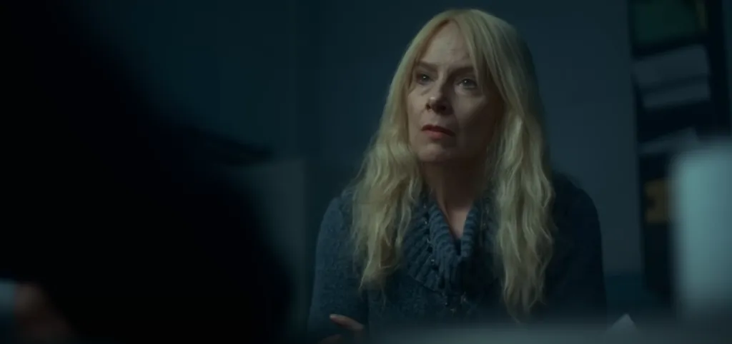 La actriz Amy Ryan interpreta a Mari Gilbert en esta cinta que se puede ver en Netflix. Imagen: @Netflix.