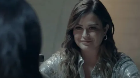 En esta imagen, Mariana Echeverría es entrevistada por una actriz que interpreta a La Jefa.