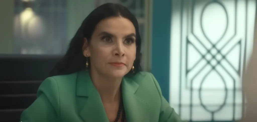 La serie nos muestra el regreso de personajes entrañables, como el de Marcela Valencia, la villana de la historia original. Imagen: @PrimeVideoES.