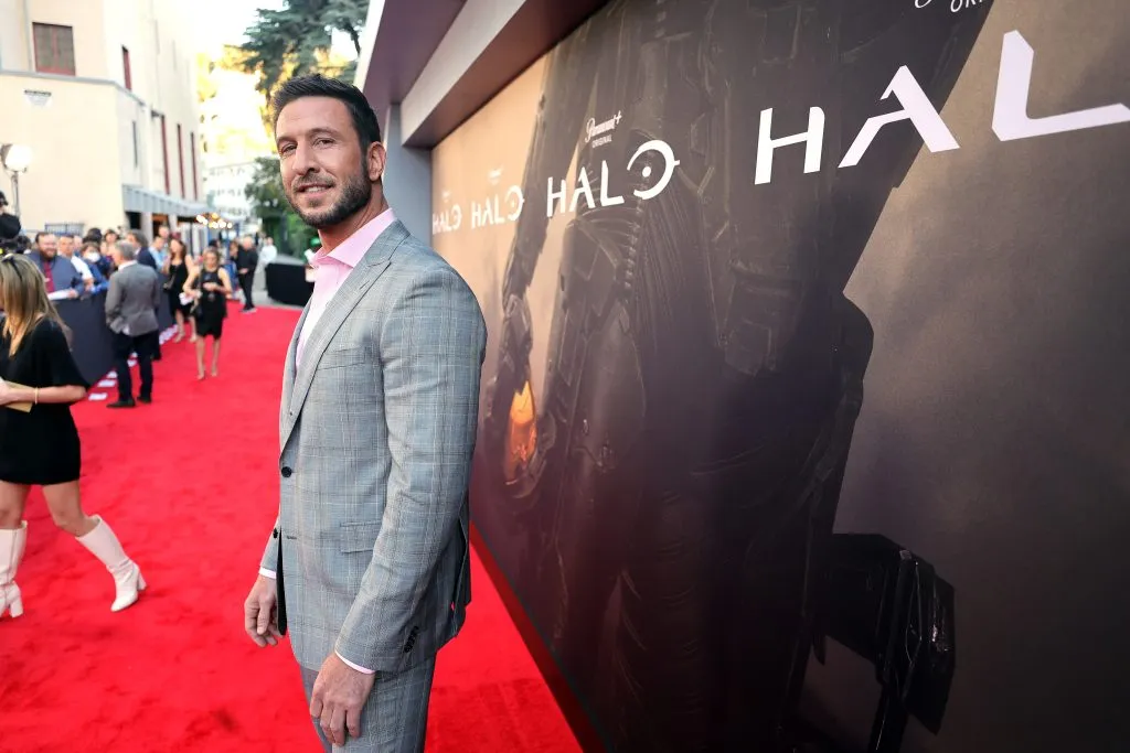 Pablo Schreiber fue el encargado de darle vida al Jefe Maestro en la adaptación live action de la serie de videojuegos de XBox. Imagen: Getty Images.