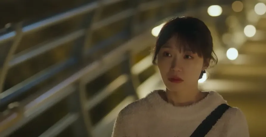 Lee Min-jin tendrá que aprovechar la condición en la que vive para tratar de obtener el trabajo de sus sueños. Imagen: @netflixkcontent.