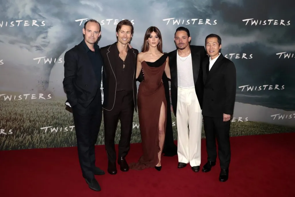 Harry Hadden-Paton, Glen Powell, Daisy Edgar-Jones, Anthony Ramos y Lee Isaac Chung asisten al estreno europeo de Tornados, en Cineworld Leicester Square el 08 de julio 2024 en Londres, Inglaterra. Imagen: Getty Images.