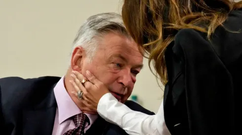 El actor Alec Baldwin habla con su esposa Hilaria Baldwin durante su audiencia en el Tribunal de Distrito del Condado de Santa Fe el 10 de julio de 2024 en Santa Fe, Nuevo México.