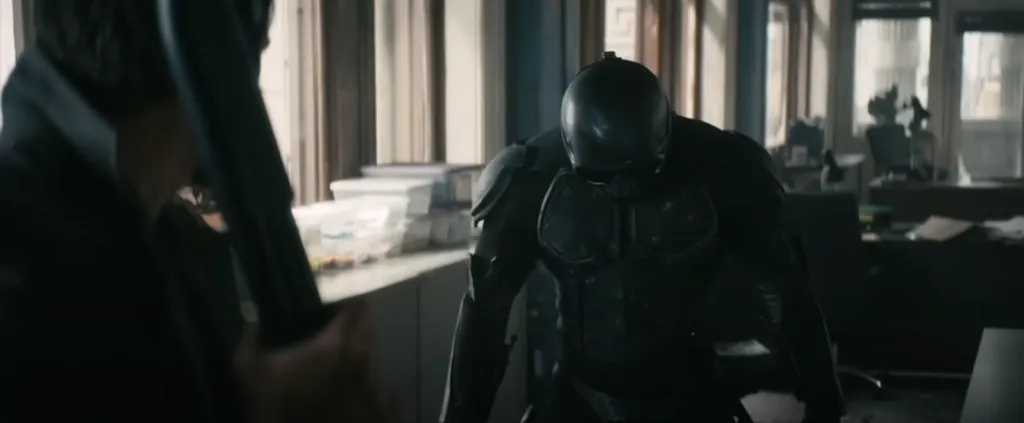 En la brutal pelea del episodio 7 de la temporada 4 de The Boys, vimos cómo Noctámbulo (Black Noir) cae en plena batalla víctima de su narcolepsia. Imagen: @TheBoysOOCC.