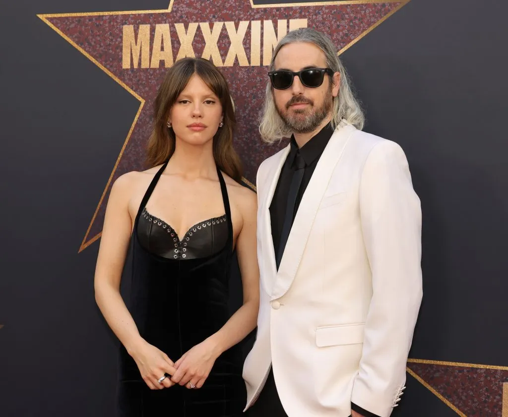 Mia Goth y Ti West asisten al estreno mundial de MaXXXine de A24, en el Teatro Chino TCL el 24 de junio de 2024 en Hollywood, California. Imagen: Getty Images.