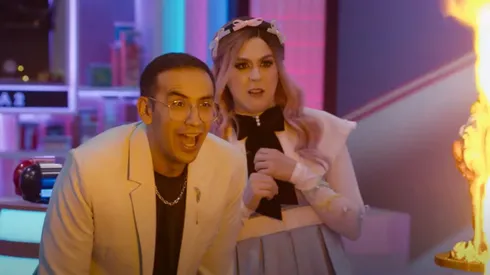 El Capi Pérez y Griselda Verduzco miran asombrados las creaciones de los participantes en este programa.