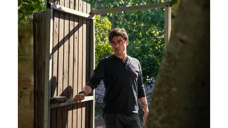Riccardo Scamarcio interpreta a Pietro en Svaniti Nella Notte o Desaparecidos en la Noche.