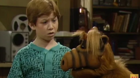 El actor Benji Gregory en una escena con el personaje Alf.