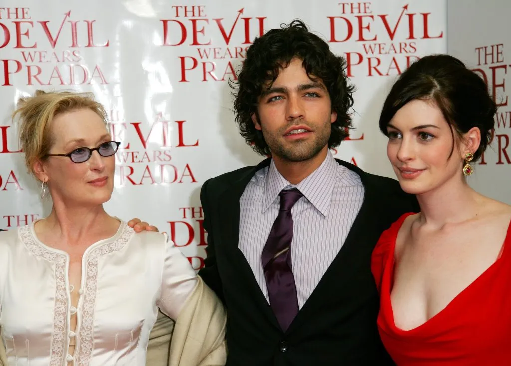 Los actores Meryl Streep, Adrian Grenier y Anne Hathaway asisten al estreno de El Diablo viste a la moda, de 20th Century Fox en el Loews Lincoln Center Theatre el 19 de junio de 2006, en Nueva York. Imagen: Getty Images.