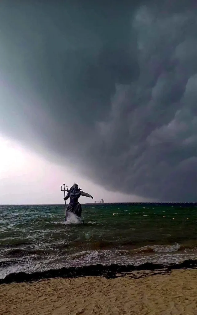Así lucía la estatua de Poseidón este 5 de julio, día en el que el huracán Beryl pasa sobre las costas de la Península de Yucatán. Imagen: Vic Charro Man.