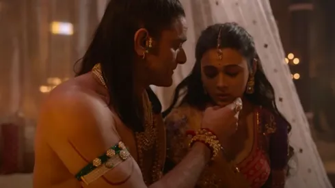 La película nos presenta una historia en la que un líder religioso se aprovecha de la fe de sus discípulos.