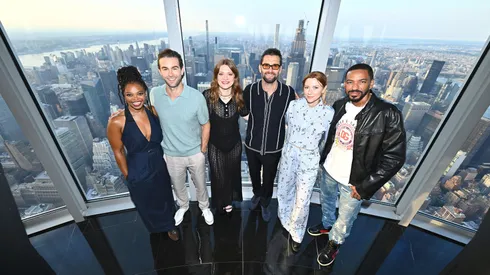 Susan Heyward, Chace Crawford, Colby Minfie, Antony Starr, Valorie Curry, y Laz Alonso de The Boys, posando en el Empire State en Nueva York.