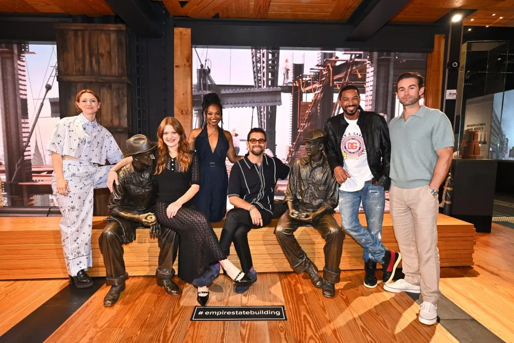 Valorie Curry, Colby Minifie, Susan Heyward, Antony Starr, Laz Alonso y Chace Crawford de The Boys, visitan el Empire State Building para celebrar el estreno de la cuarta temporada en Prime Video, en el Empire State Building el 18 de junio de 2024 en Nueva York. Imagen: Getty Images.