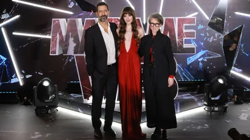 José María Yazpik, Dakota Johnson y S. J. Clarkson posan para el estreno de Madame Web en México.