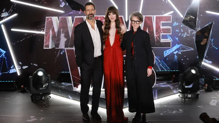 José María Yazpik, Dakota Johnson y S. J. Clarkson posan para el estreno de Madame Web en México.