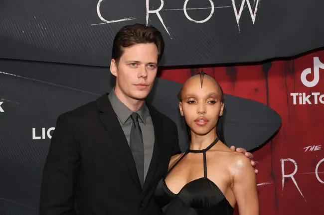 Bill Skarsgård y FKA twigs asisten al estreno mundial de El Cuervo, en Village East by Angelika, el 20 de agosto de 2024 en Nueva York. Imagen: Getty Images.