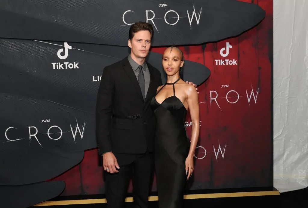 Bill Skarsgård y FKA Twigs asisten al estreno mundial de El cuervo, en el Village East by Angelika. el 20 de agosto de 2024 en Nueva York. Imagen: Getty Images.