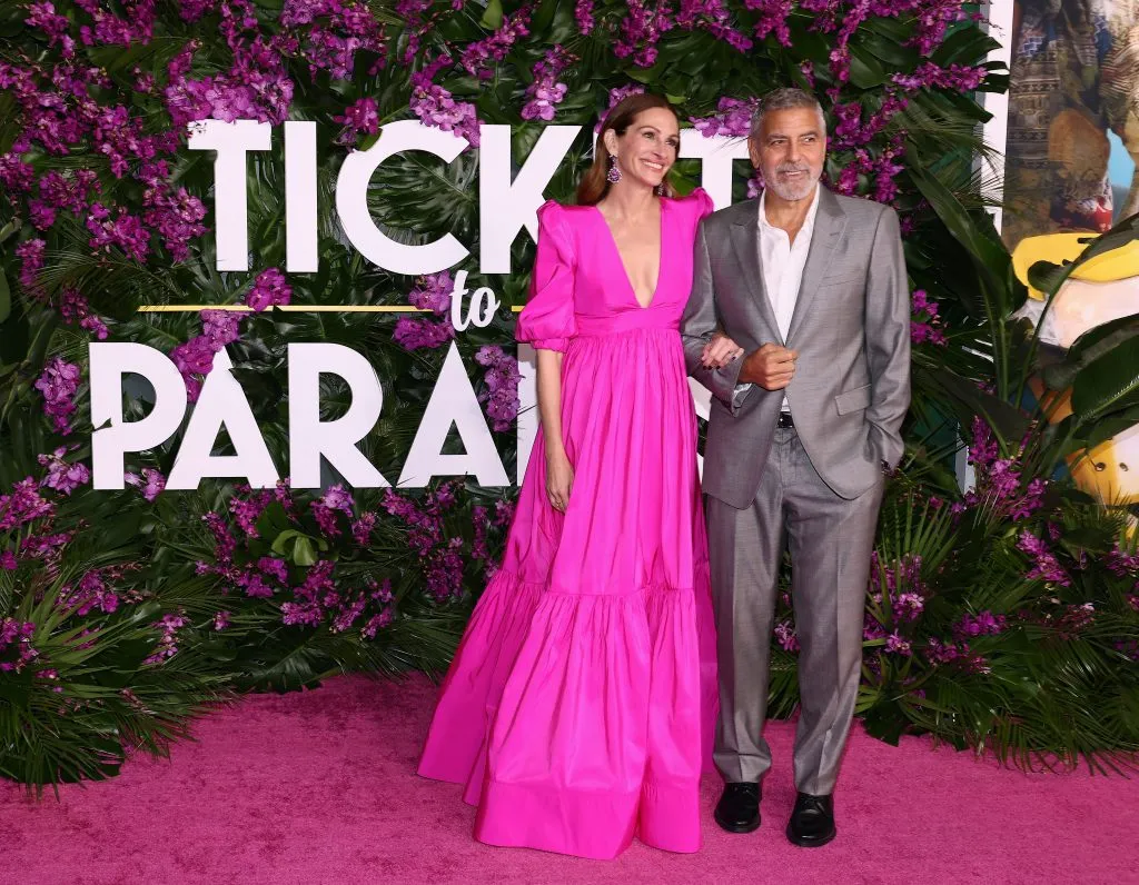 Julia Roberts y George Clooney asisten al estreno de Pasaje al paraíso, de Universal Pictures en el Regency Village Theatre, el 17 de octubre de 2022 en Los Ángeles, California. Imagen: Getty Images.