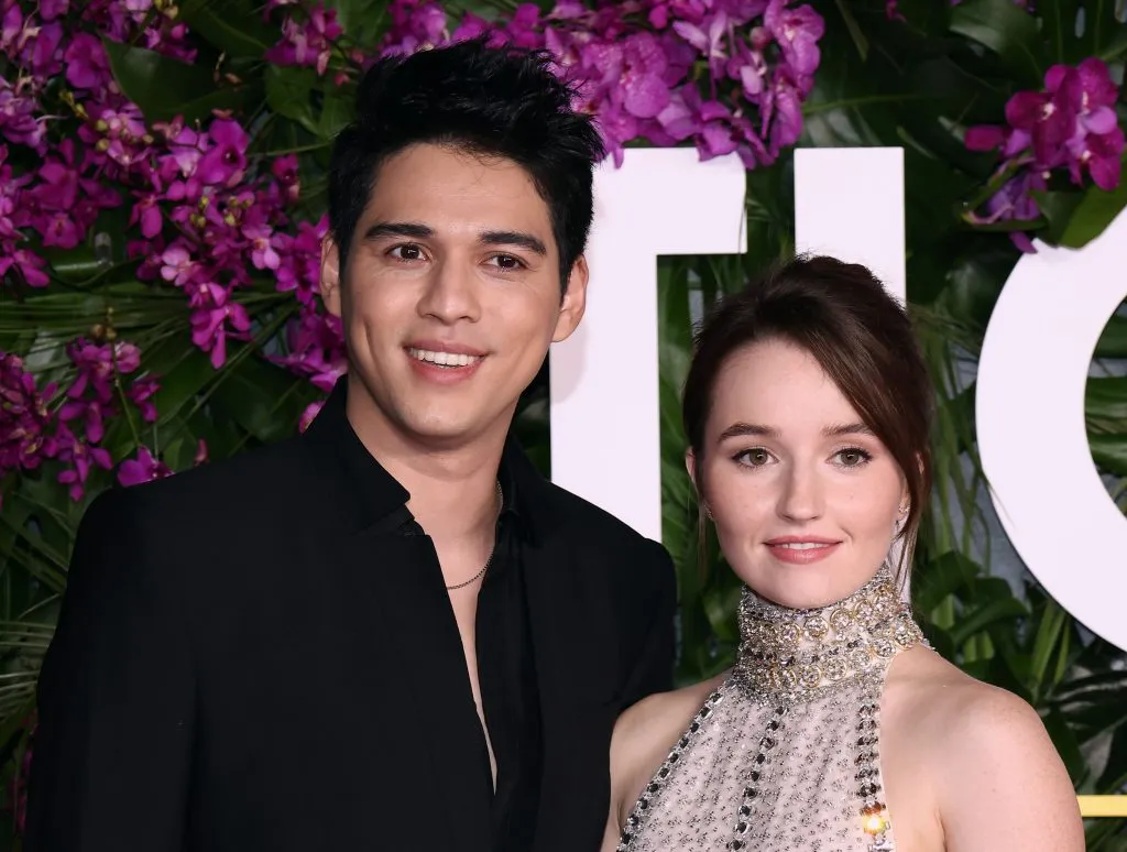 Maxime Bouttier y Kaitlyn Dever asisten al estreno de Pasaje al paraíso, de Universal Pictures en el Regency Village Theatre, el 17 de octubre de 2022 en Los Ángeles, California. Imagen: Getty Images.