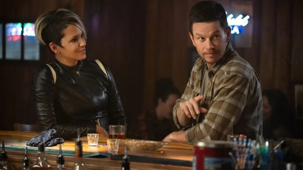 Halle Berry y Mark Wahlberg protagonizan El Sindicato. Imagen: Netflix.