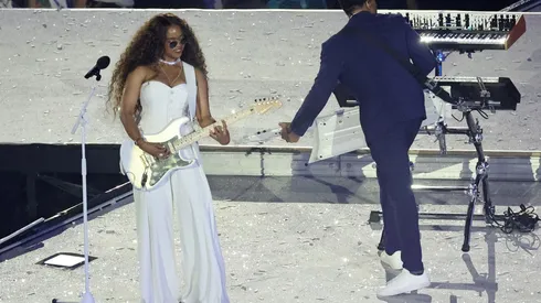 H.E.R. deslumbró a los parisinos al interpretar su versión del himno de los Estados Unidos.