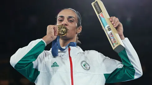 Imane Khelif posa con su medalla luego de haber ganado en el boxeo femenil.