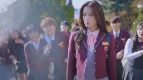 La protagonista de esta serie domina el maquillaje para luego, convertirse en un suceso en su nueva escuela.