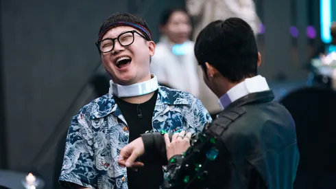 La serie de Netflix sigue a influencers con millones de seguidores, quienes buscan sobrevivir con la ayuda de sus fans.